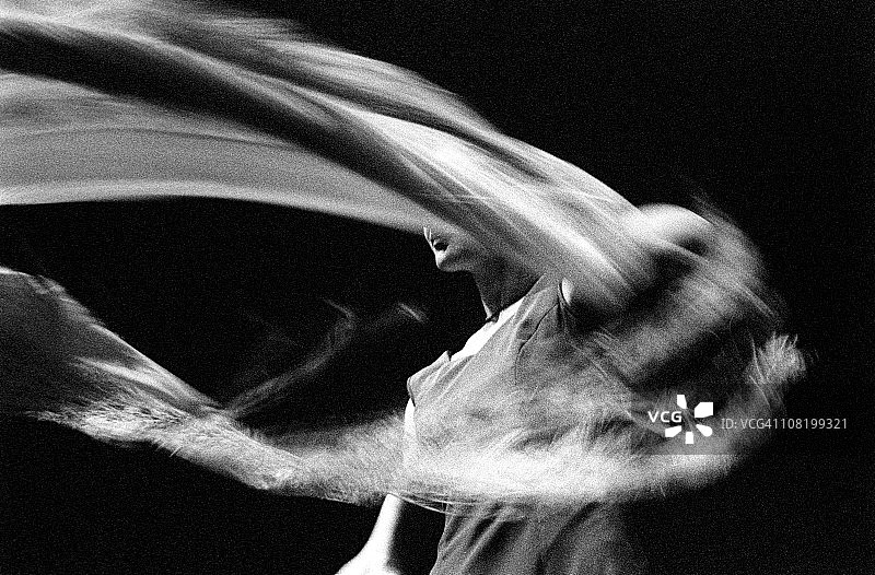 动作模糊的女弗拉明戈舞者，黑色和白色图片素材