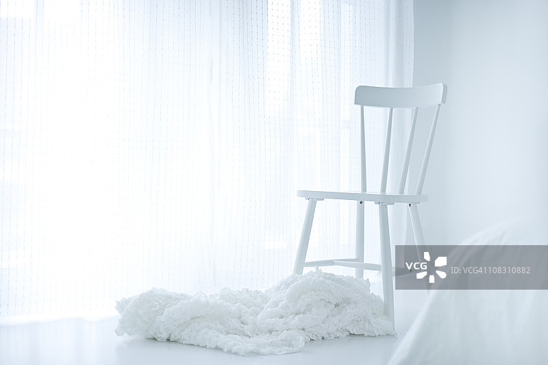 白色卧室里的椅子图片素材