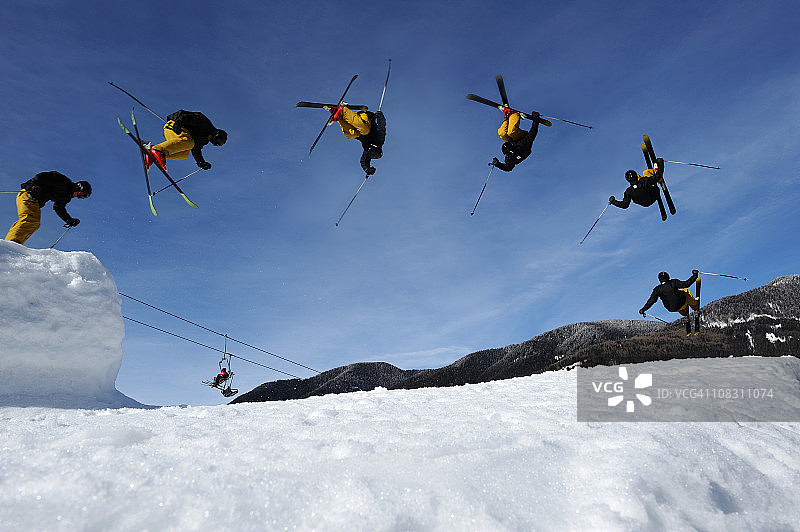 自由式滑雪者的多重形象图片素材