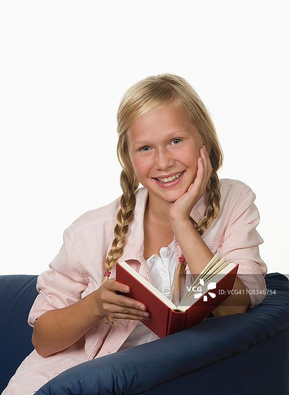 女孩(12-13岁)微笑，肖像图片素材