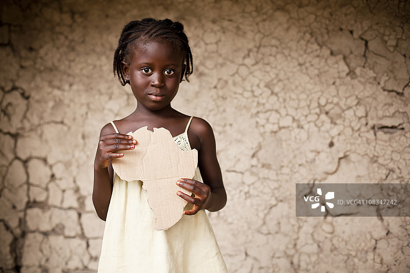 非洲女孩拿着非洲形状的标志图片素材
