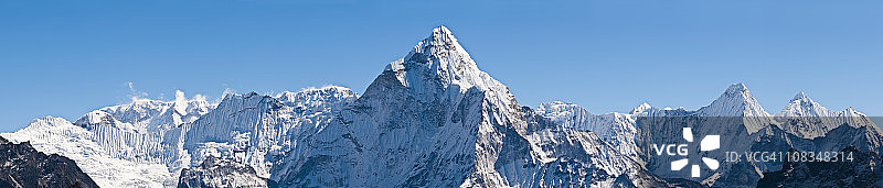 白雪皑皑的山峰山峰全景，喜马拉雅山尼泊尔图片素材
