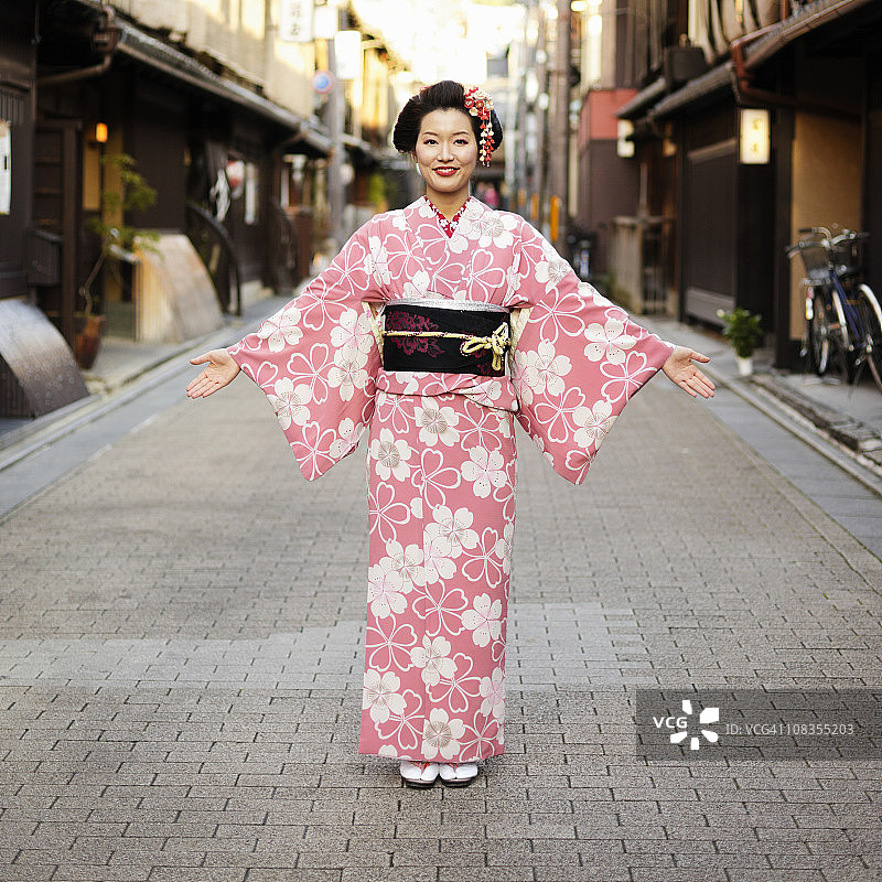 张开双臂的日本女人图片素材