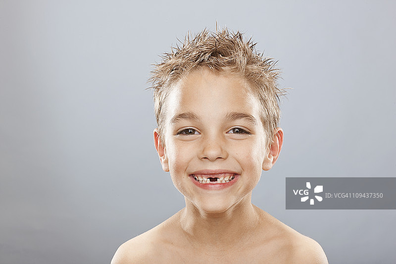 没有牙齿的男孩的工作室肖像(8-9)微笑图片素材