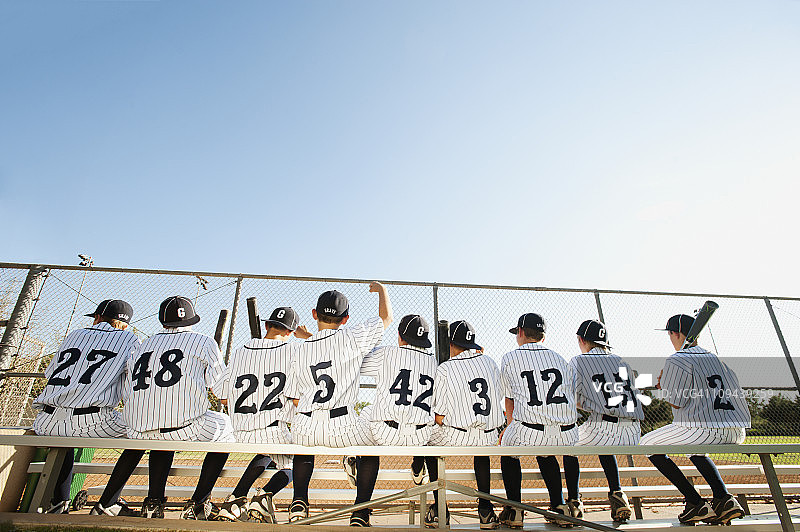 美国，加利福尼亚，拉德拉牧场，男孩(10-11)从小联盟坐在板凳上，后视图图片素材