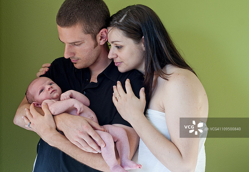 一对夫妇抱着刚出生的儿子图片素材