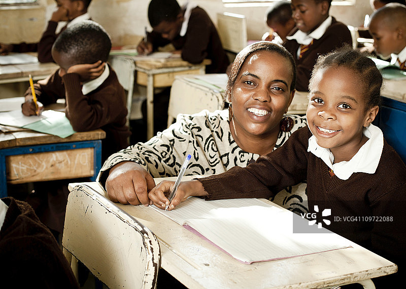 非洲女学生和她的老师图片素材