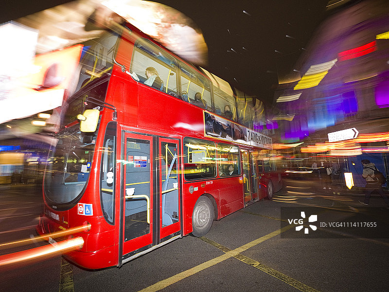 伦敦皮卡迪利广场的伦敦公共汽车图片素材