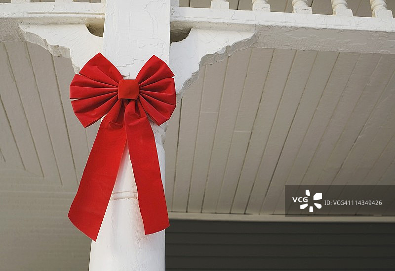一个红色的蝴蝶结装饰房子的前面图片素材