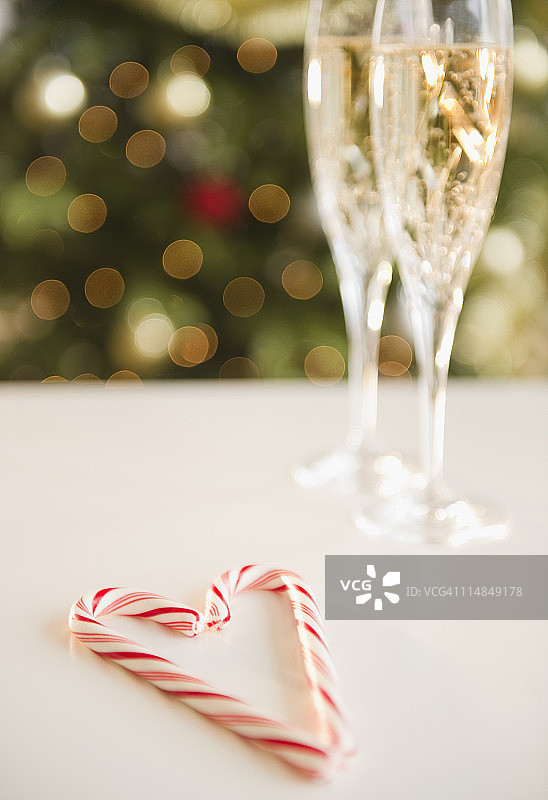 美国新泽西州泽西城，圣诞节心形拐杖糖果靠近香槟图片素材