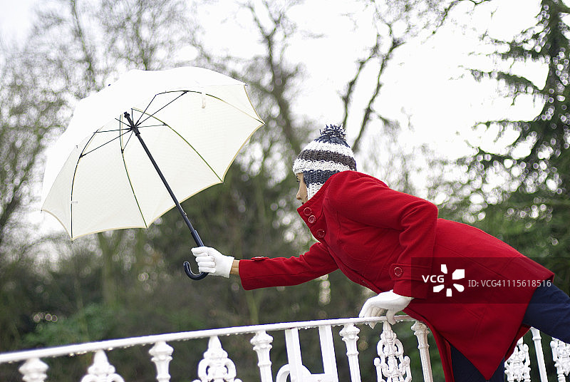公园里穿红夹克带伞的女孩图片素材