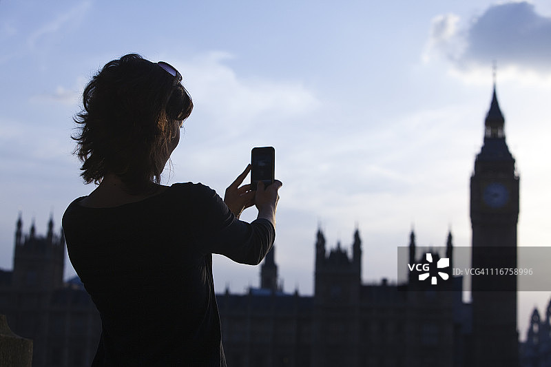 英国，伦敦，中年妇女在给大本钟拍照图片素材