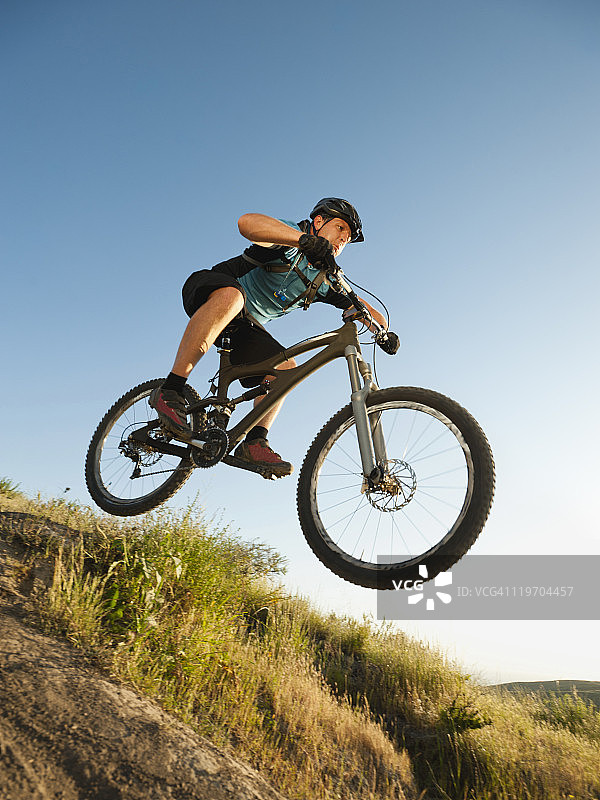 美国，加州，拉古纳海滩，山地自行车跳下山他的自行车图片素材