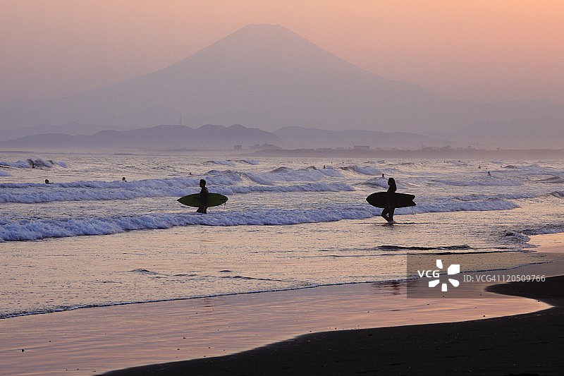 日落时分，冲浪者与富士山图片素材
