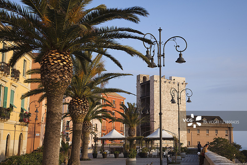 意大利，撒丁岛，卡利亚里，卡斯特罗，建筑和棕榈树沿圣十字图片素材