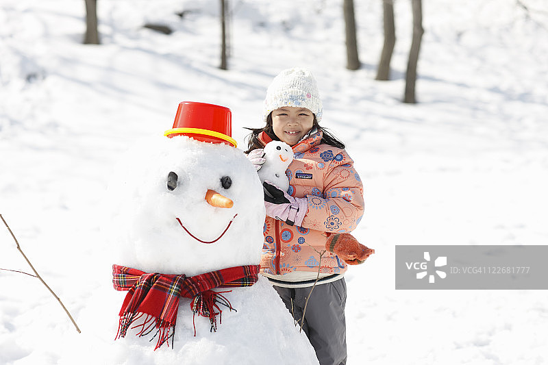 一个女孩和雪人图片素材