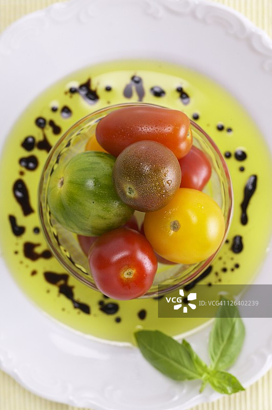 高角度的水果在碗图片素材