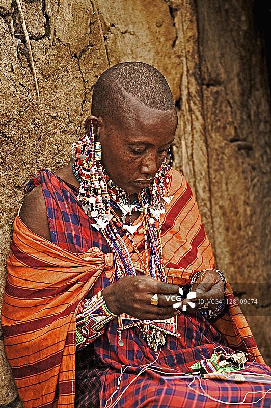 马赛妇女坐在家门口制作珠宝。(Mikatei Tajeu)肯尼亚安博塞利国家公园附近图片素材