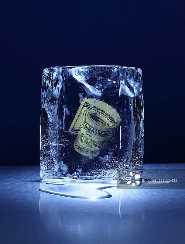 大块的冰，里面还冻着一卷钱图片素材