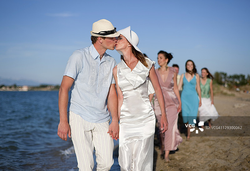 新婚夫妇在海滩上接吻图片素材
