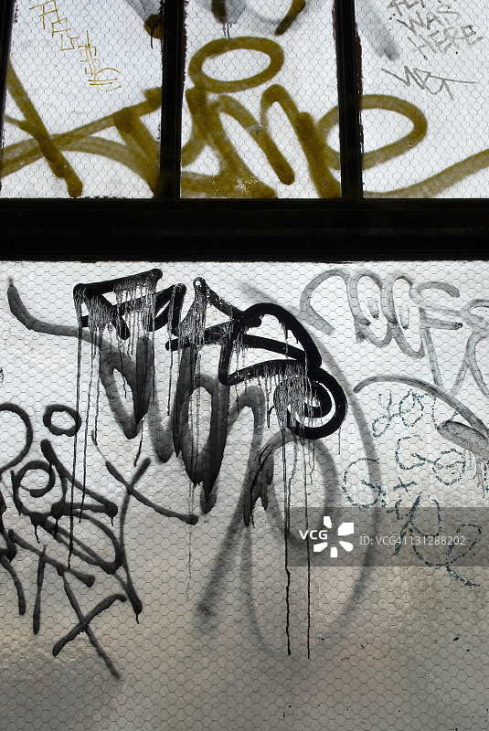 窗户上涂鸦的细节，纽约市图片素材