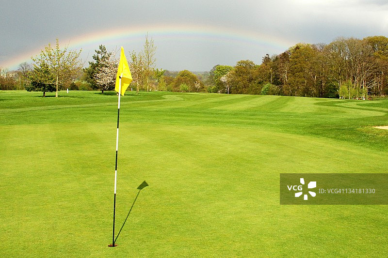 高尔夫球场的彩虹图片素材