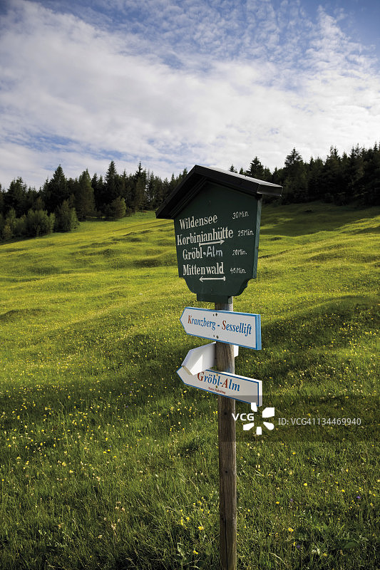徒步旅行标志，Groeblalm山附近的Mittenwald牧场，Karwendelgebirge山，Werdenfelser土地地区，上巴伐利亚，德国，欧洲图片素材