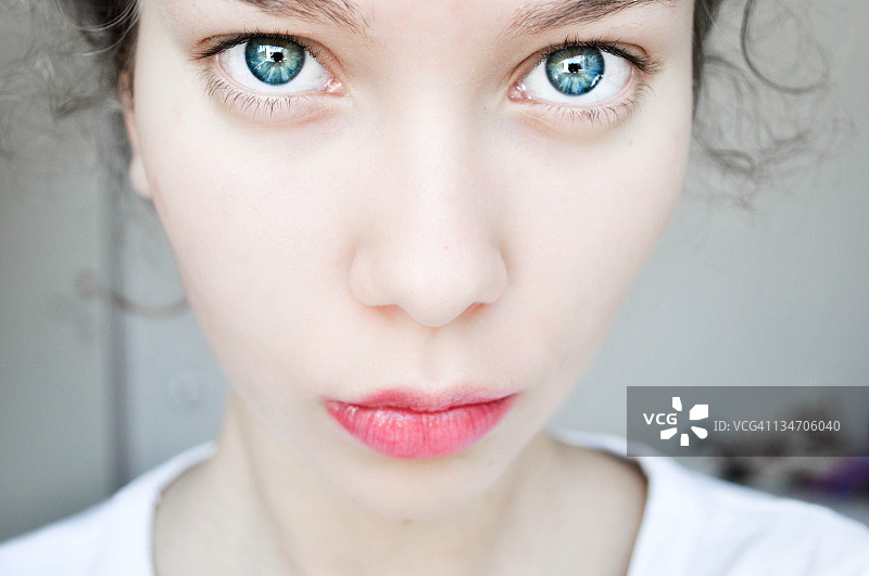 红嘴唇蓝眼睛的女孩图片素材