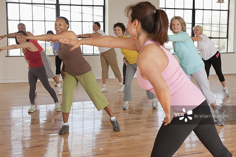 女性在健身课上锻炼图片素材