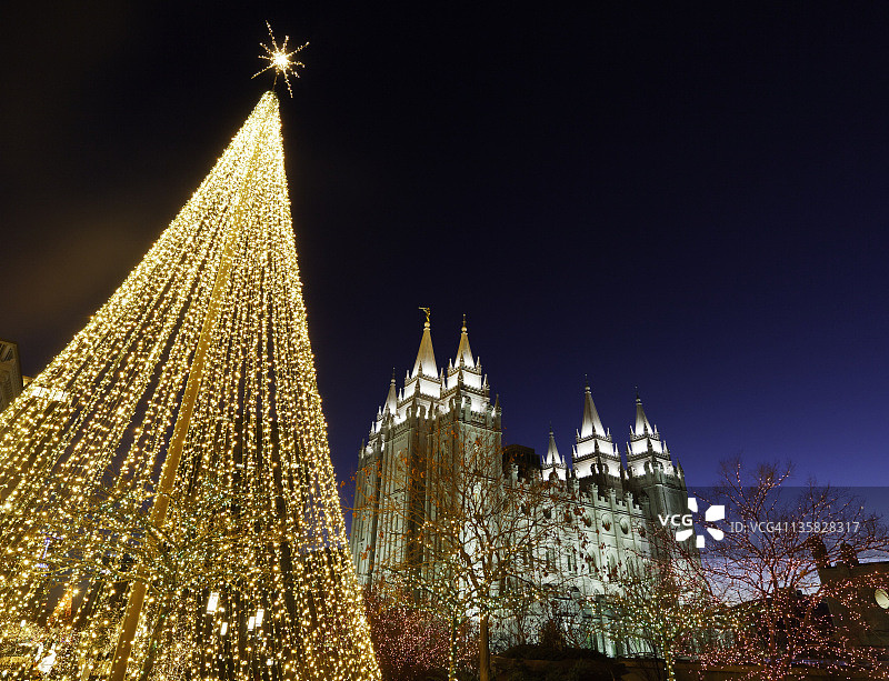 LDS神庙广场的圣诞彩灯图片素材
