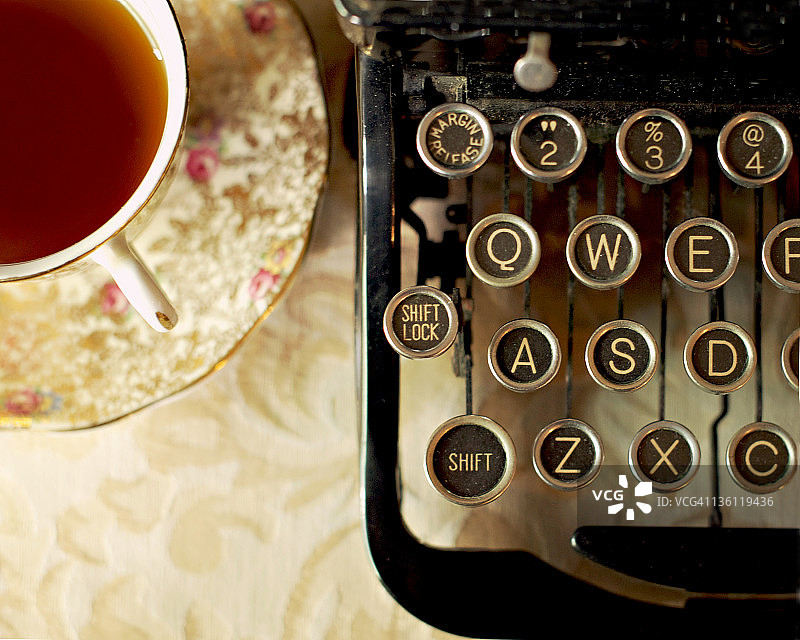 一杯茶和一台打字机图片素材