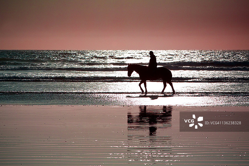 孤独的马和骑手图片素材