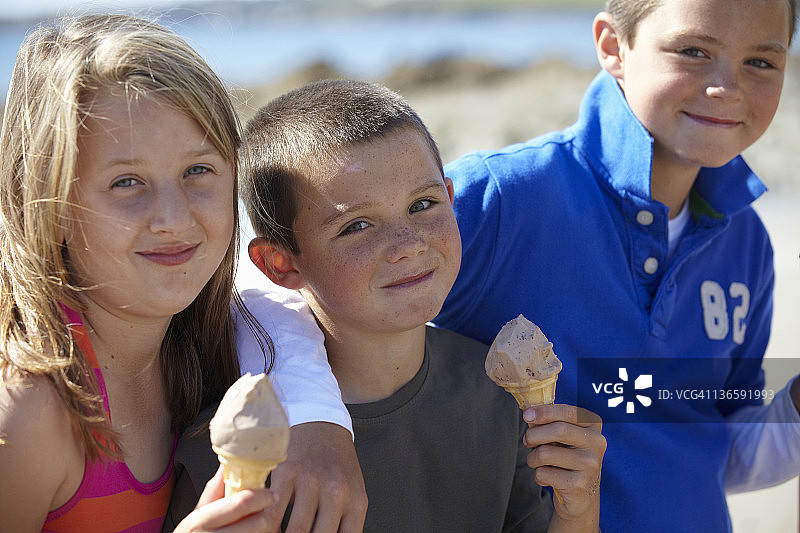 孩子们在海滩上吃冰淇淋图片素材
