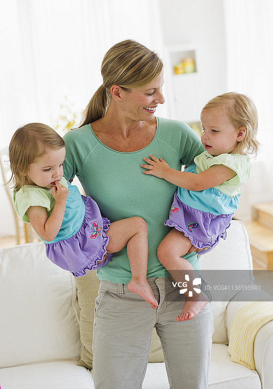 母亲和女儿(2-3个)在客厅图片素材