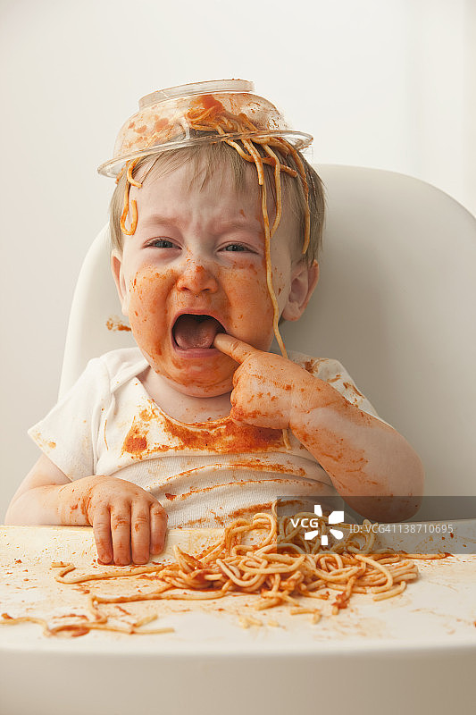 哭着，混血小男孩在吃意大利面图片素材