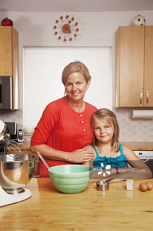 白人女人和女儿在厨房烘焙图片素材