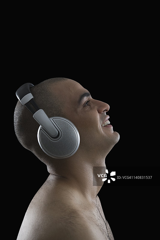 一个男人听耳机的特写图片素材