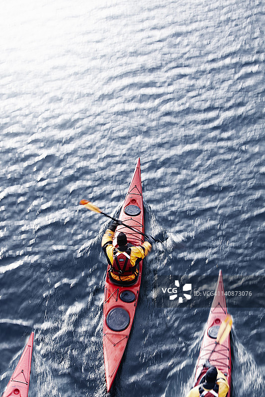 皮划艇运动员在水中的鸟瞰图图片素材