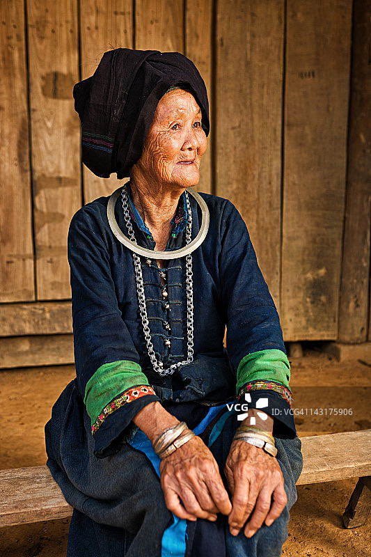 越南少数民族-妇女从农山部落图片素材