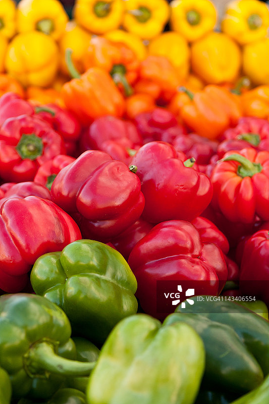 农贸市场上五颜六色的辣椒图片素材