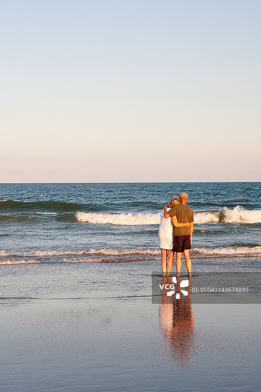 男人和女人站在海滩上图片素材