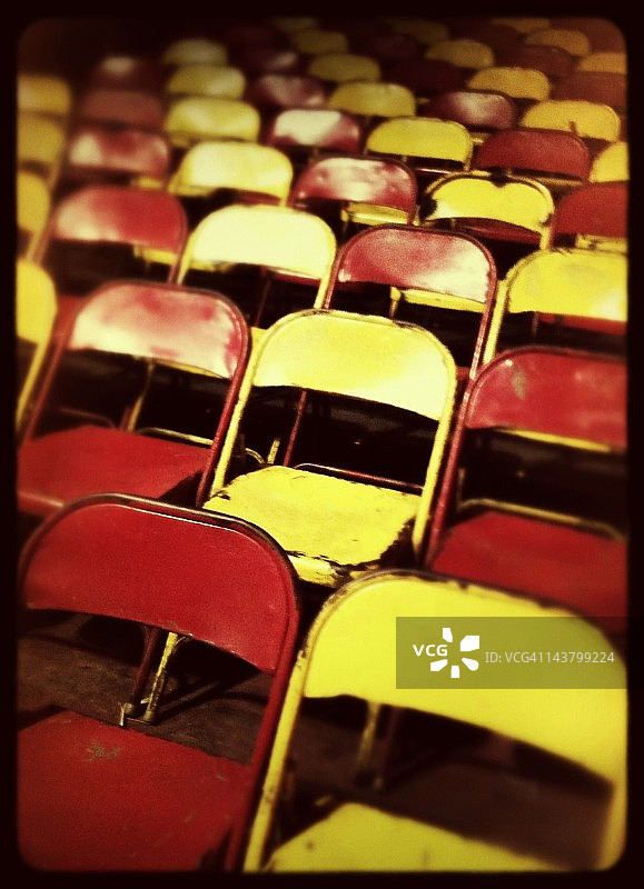红色和黄色的折叠椅图片素材
