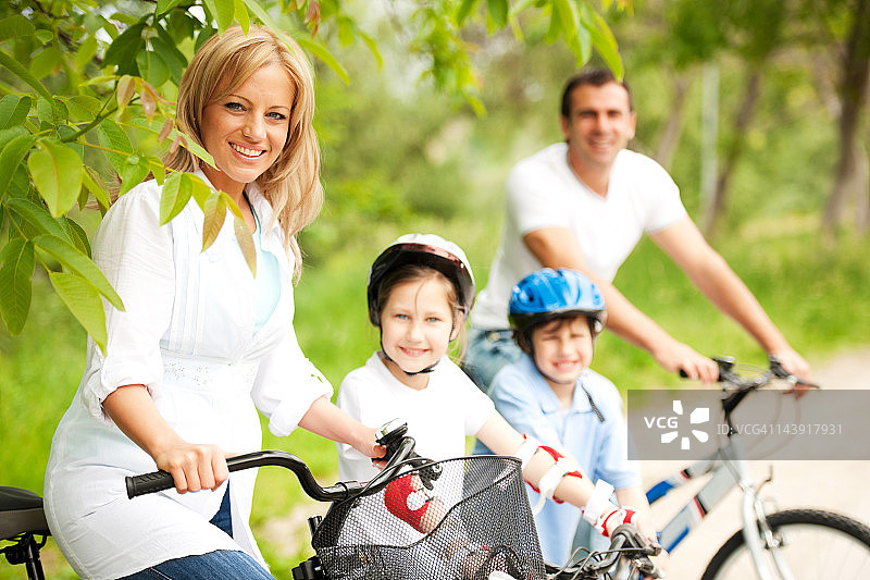 欢乐的一家人骑着自行车。图片素材
