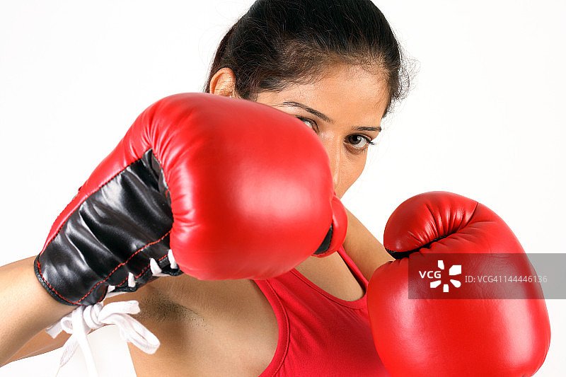 一个戴拳击手套的女人的肖像图片素材