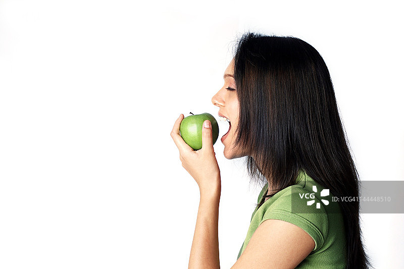 一个正在吃苹果的女人图片素材