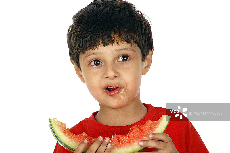 吃西瓜的男孩图片素材