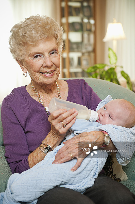 美国，犹他州，盐湖城，老奶奶给孙子喂奶的照片(2-5个月)图片素材