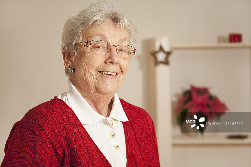 老年妇女面带微笑，肖像图片素材