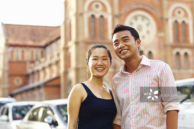 亚洲年轻夫妇微笑图片素材