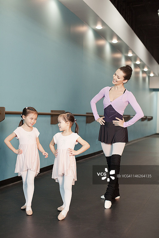 跟老师学芭蕾的女孩图片素材